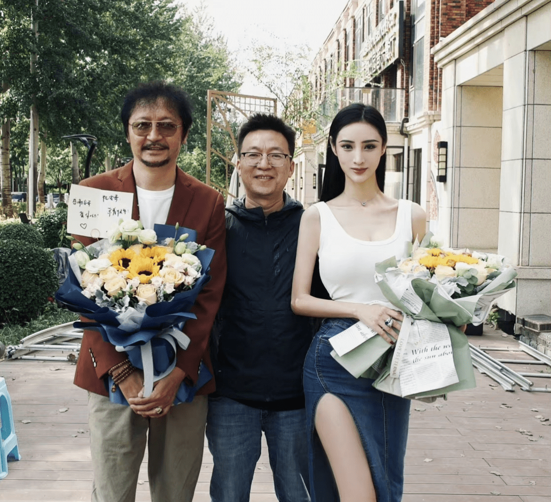 演员吴春怡晒杀青照,穿高叉裙大秀好身材,美腿白皙修长太抢镜_合作