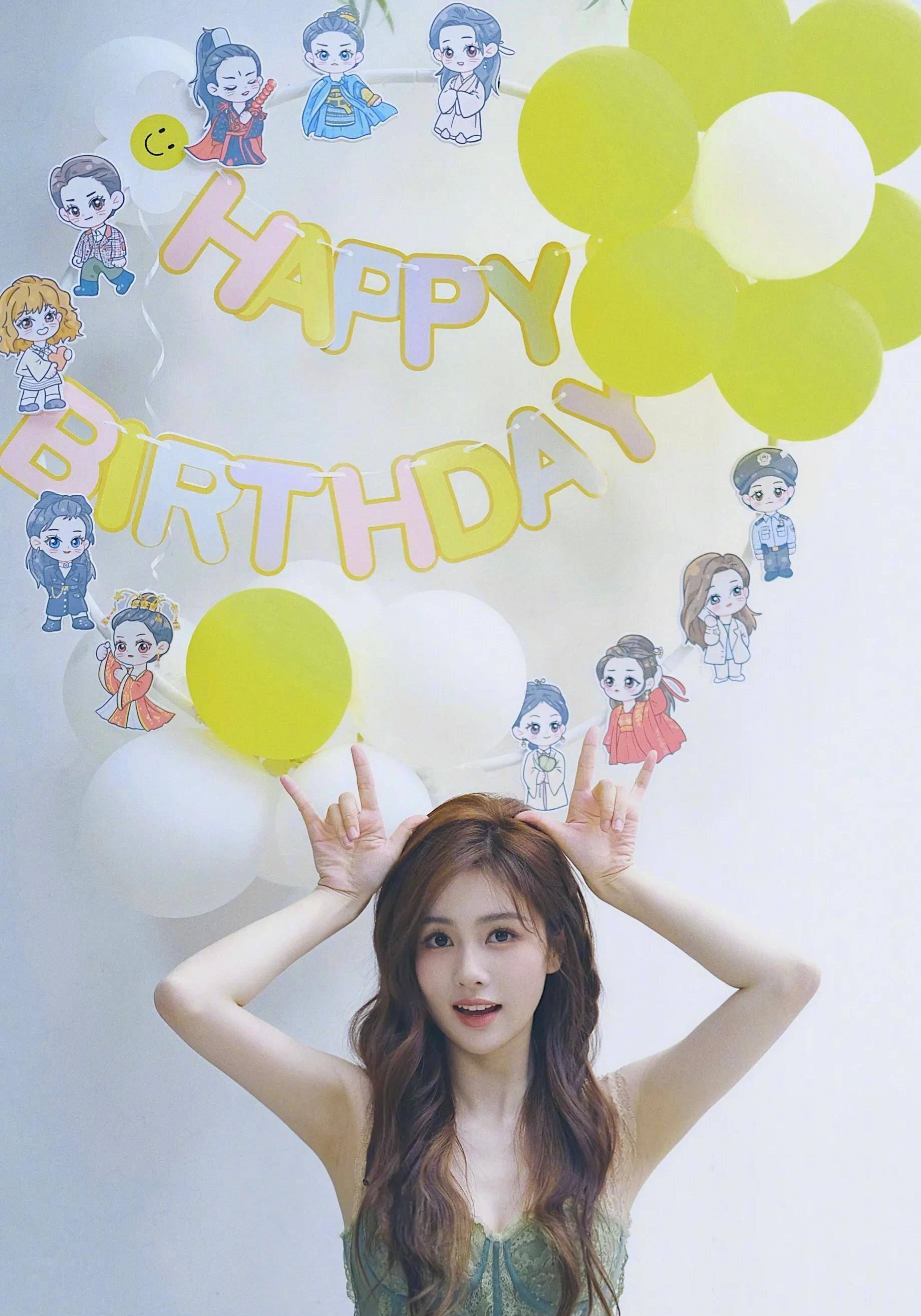 白鹿晒庆生照,气球长裙温柔回眸粉丝说:今日做最幸福的小朋友吧_白梦