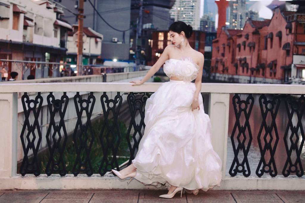 许佳琪白色玫瑰婚纱大片释出 性感绝美似在逃公主_活动_上海_时装周