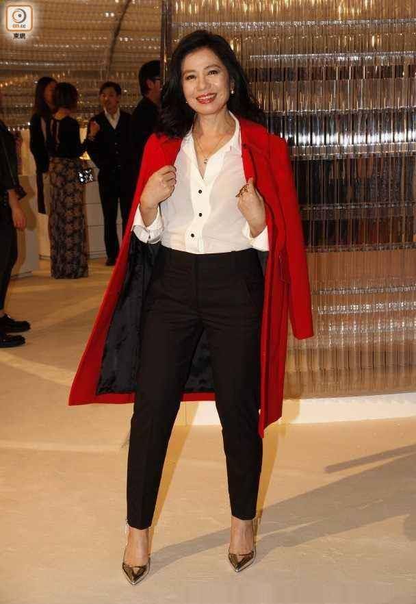 钟楚红参加活动的生图,60岁还穿紧身亮片裙,肚腩横生依然漂亮!