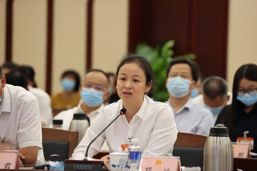 湖南省财政厅党组成员,副厅长邓斌应询,回答委员代表提问.