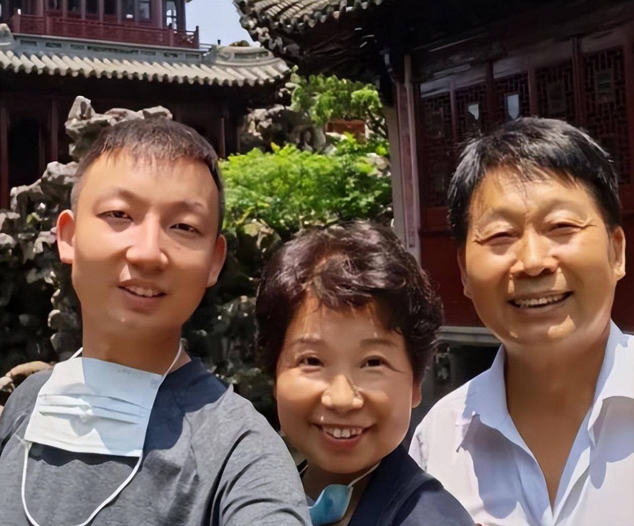 杜新枝与女儿同框,穿衣打扮像姐妹,给其用凉水洗头,网友:毒妇_姚策