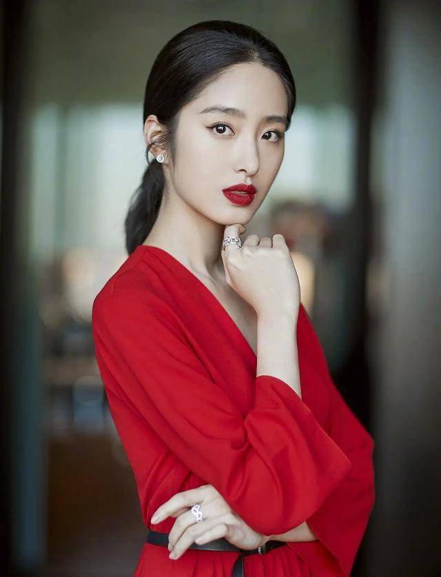 不同年龄女星红唇造型pk:刘亦菲帅气杨幂美艳,欧阳娜娜林允劝退_少女