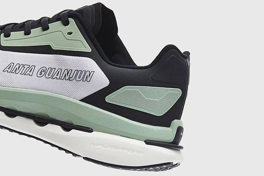 与保护性专属打造的鞋领区域亲肤贴合ortholite03高回弹抗压泡棉