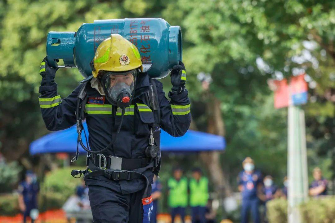 江宁区大队滨江专职队副队长 冯明敏应急救援员岗位能手化学工业园区