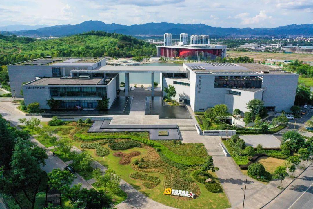 起点滨江广场位于武义县城区中心,横卧在熟溪畔,是一座依街傍水的开放