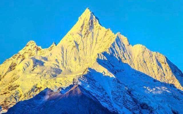 藏区八大神山之一，海拔远远不及珠峰，多年来却从未有人登顶