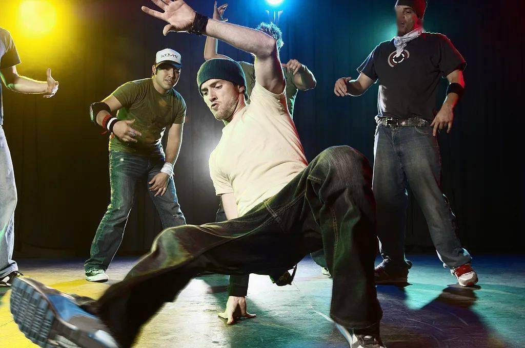 动感十足的《一起摇摆》街舞表演酷炸全场,舞者们一会凝神站立,一会动