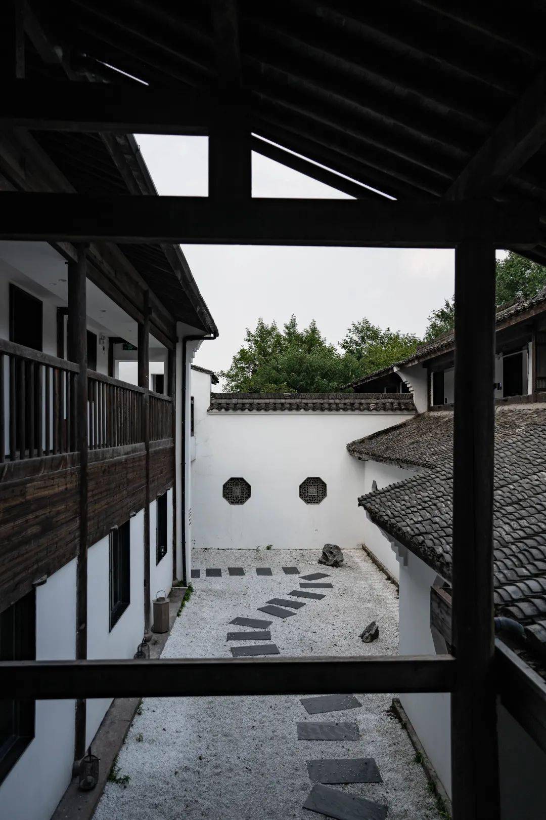 杭城西溪秘境,体验江南宋韵生活,坐摇橹船漫游湿地~_上云_度假_庭院