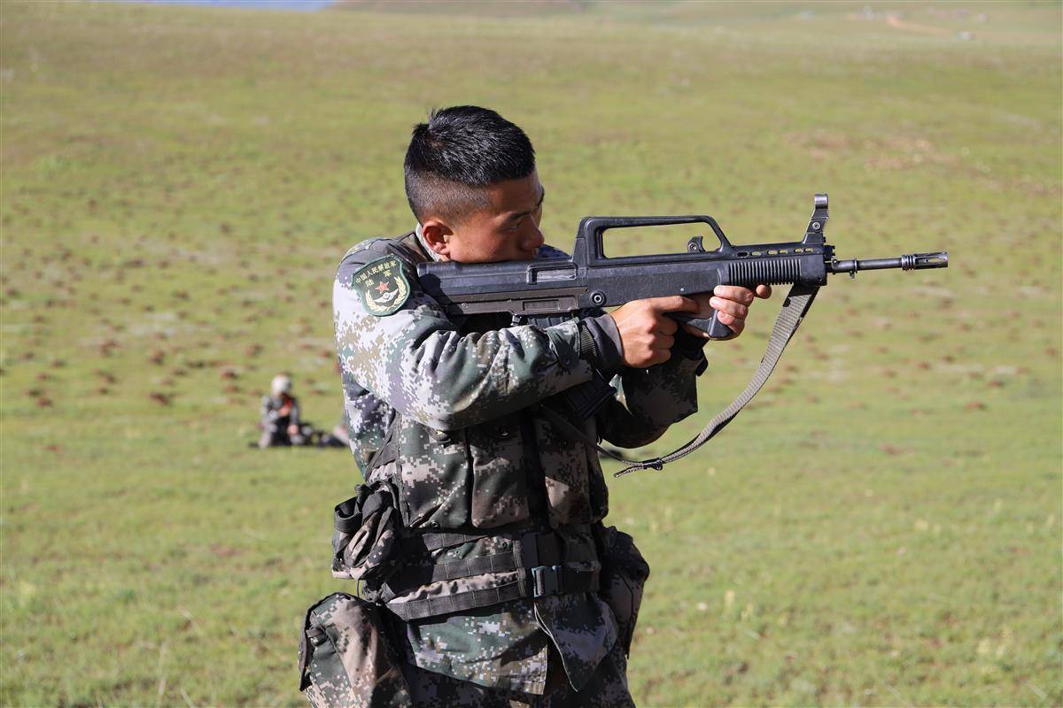 海军,陆军,消防,武警,这个大学生宿舍全都有!_武英杰_黄荣华_研究