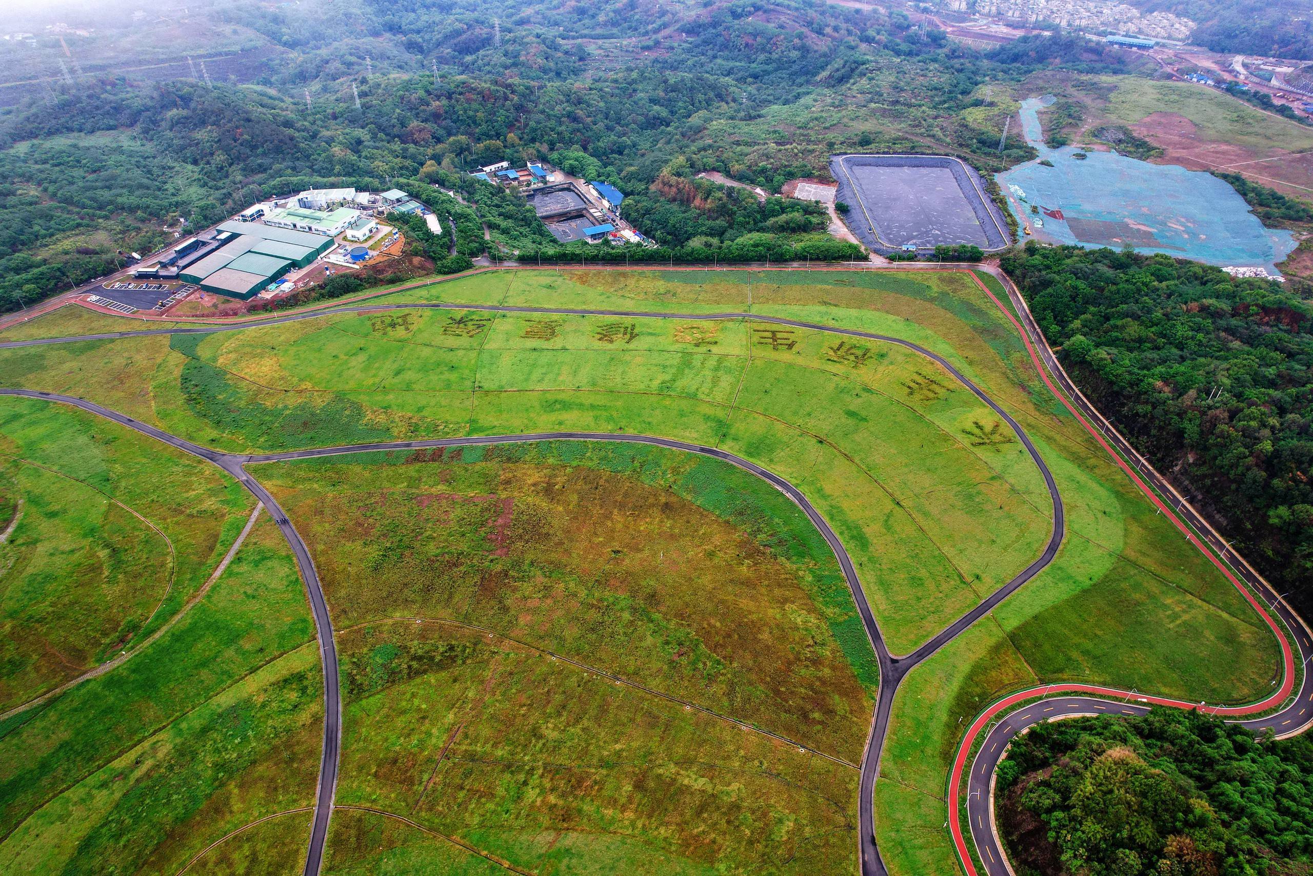 从空中俯瞰,全国最大的垃圾填埋场生态修复工程—长生桥垃圾填埋