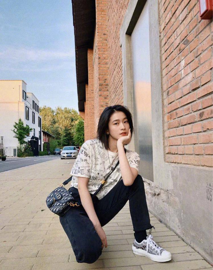 张雪迎也太小清新了吧,牛仔裤超有女人味,清爽短发极具夏季气场_气质