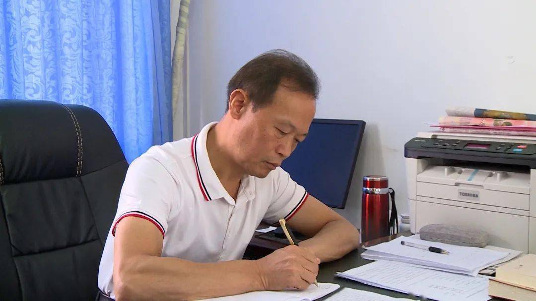 袁红波:曾在临桂中学当校长,治学有方,现已调任十八中!