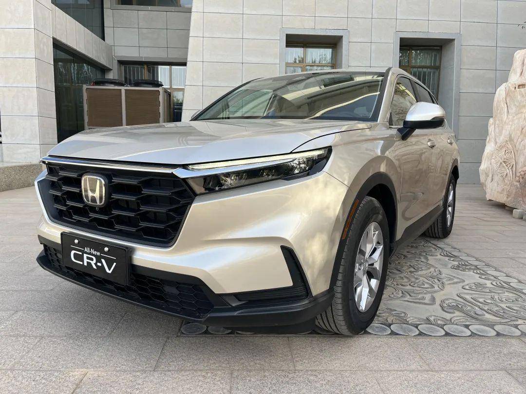 外观方面,全新一代crv采用本田全新的设计语言,前脸大面积网格状熏黑