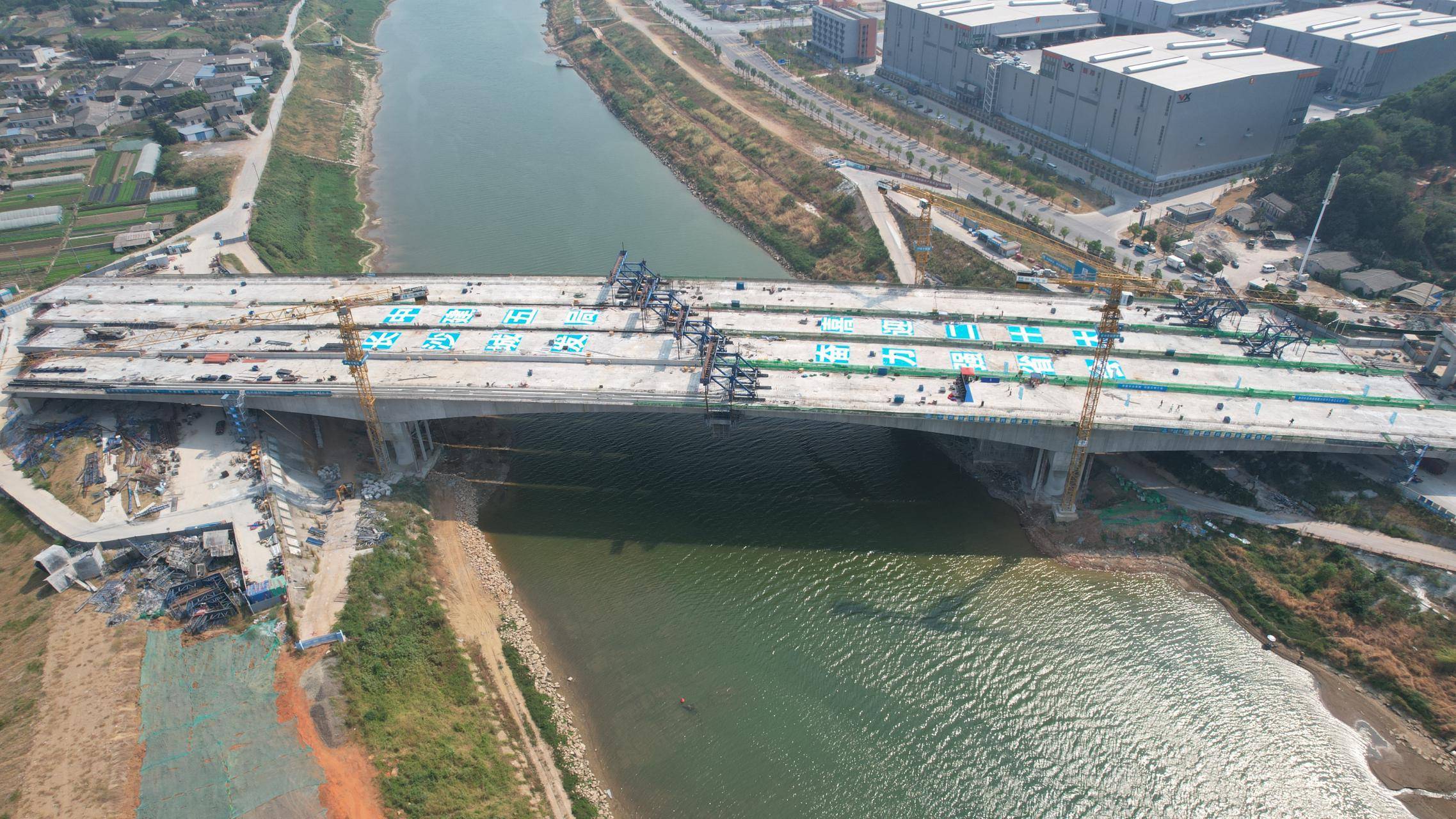 03亿元,大桥西接湘府路快速化高架桥,东至浏阳河东岸,全长667米,其中
