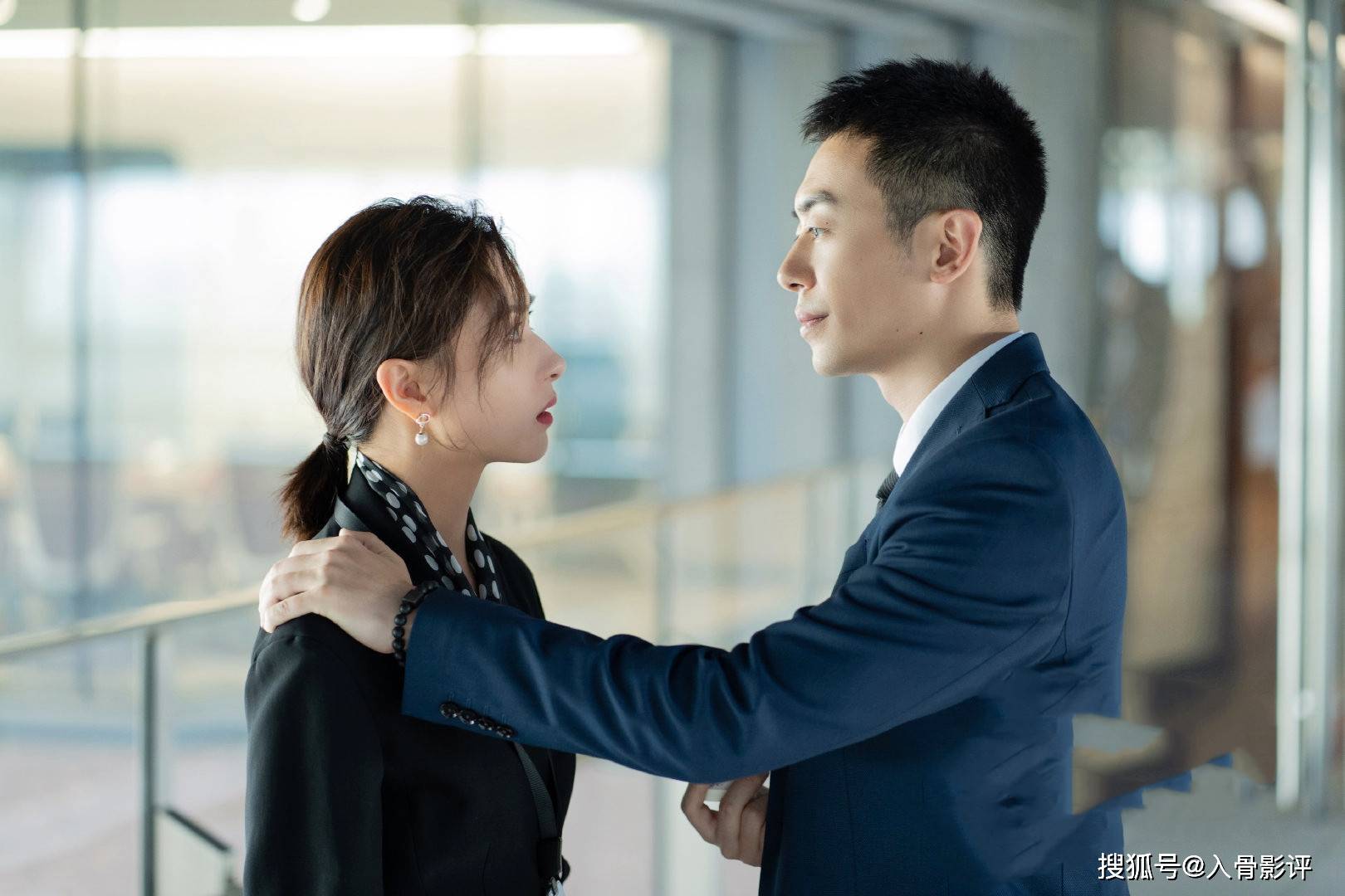 《简言的夏冬》:朱亚文万茜双强组合,商业夫妇默契十足_工作_剧中