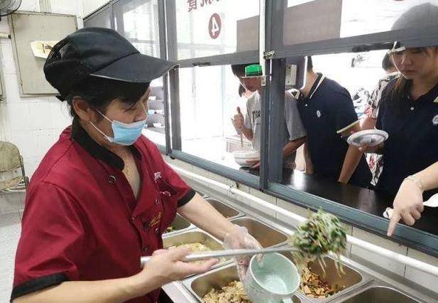 能吃得饱饱的学生,一到学校食堂,总能发现食堂阿姨打饭的手会"抖一抖"