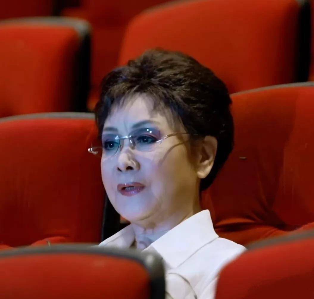 "愤然离场"李谷一:怒斥尚雯婕乱改国粹,曾遭18线小明星放鸽子_韦唯