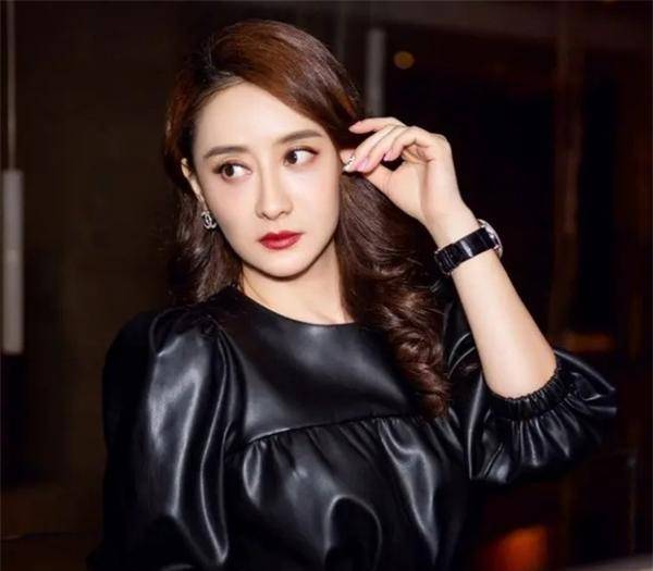 40多岁陈德容太敢穿了,黑色短皮裙搭配时尚袜,高级时尚又帅气_西装