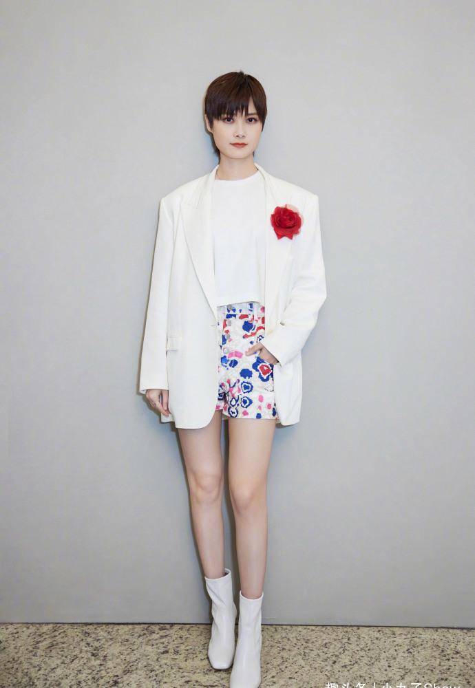 37岁李宇春不愧是时尚宠儿,西装套装秀小蛮腰,时尚时尚袜太撩人_黑色