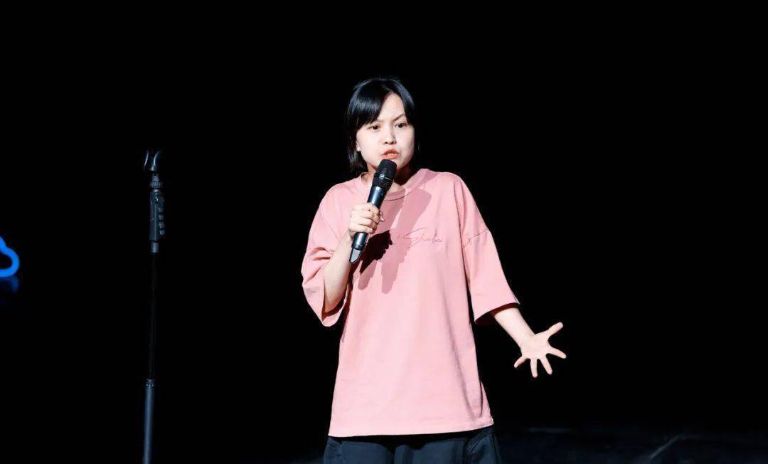 单口喜剧演员夏夏：自我与一小把自由_隔离_观众_单立人