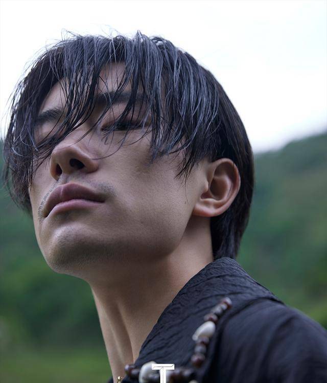 千玺久违晒大片,胡子拉碴玩怼脸杀,00后小鲜肉已成狂野熟男_易烊_时尚