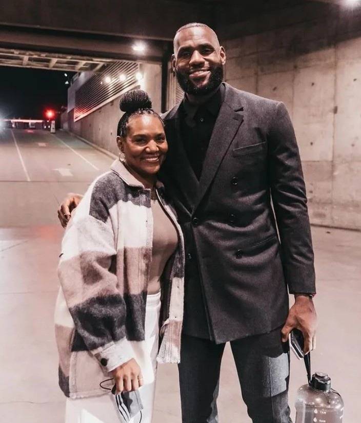 詹皇母亲晒与儿子合照:爱你!你是我最大的福气!_詹姆斯_格洛丽亚_篮球