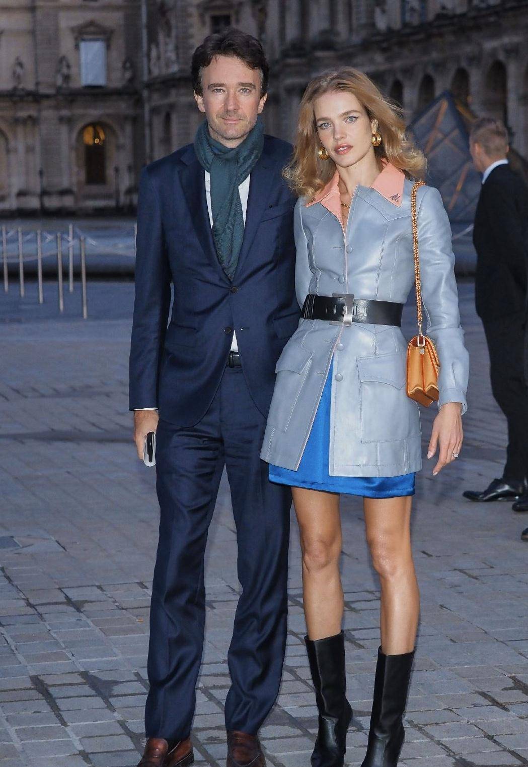 水果娜带前夫的孩子再嫁豪门,不愧是"灰姑娘",穿衣时尚有魅力_颜色