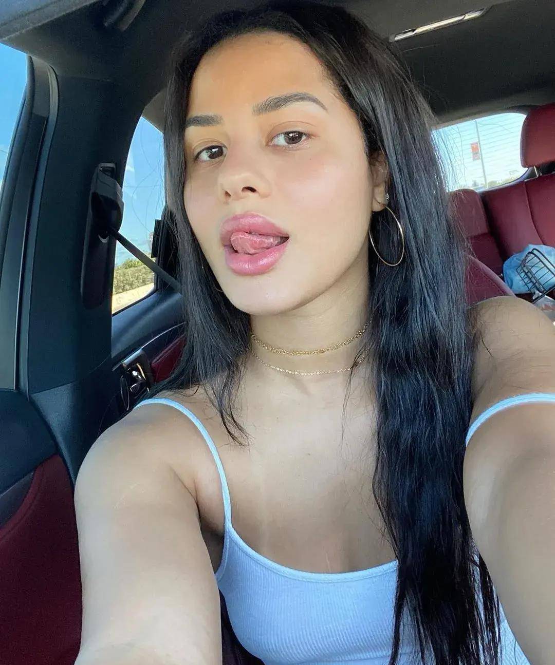 katya elise henry曾经是库兹马的前女友,和库兹马分手后在ins