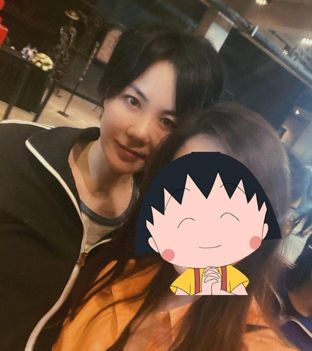 王菲一家年初聚会照曝光,窦靖童被李亚鹏周迅夹在中间喜笑盈腮_李嫣
