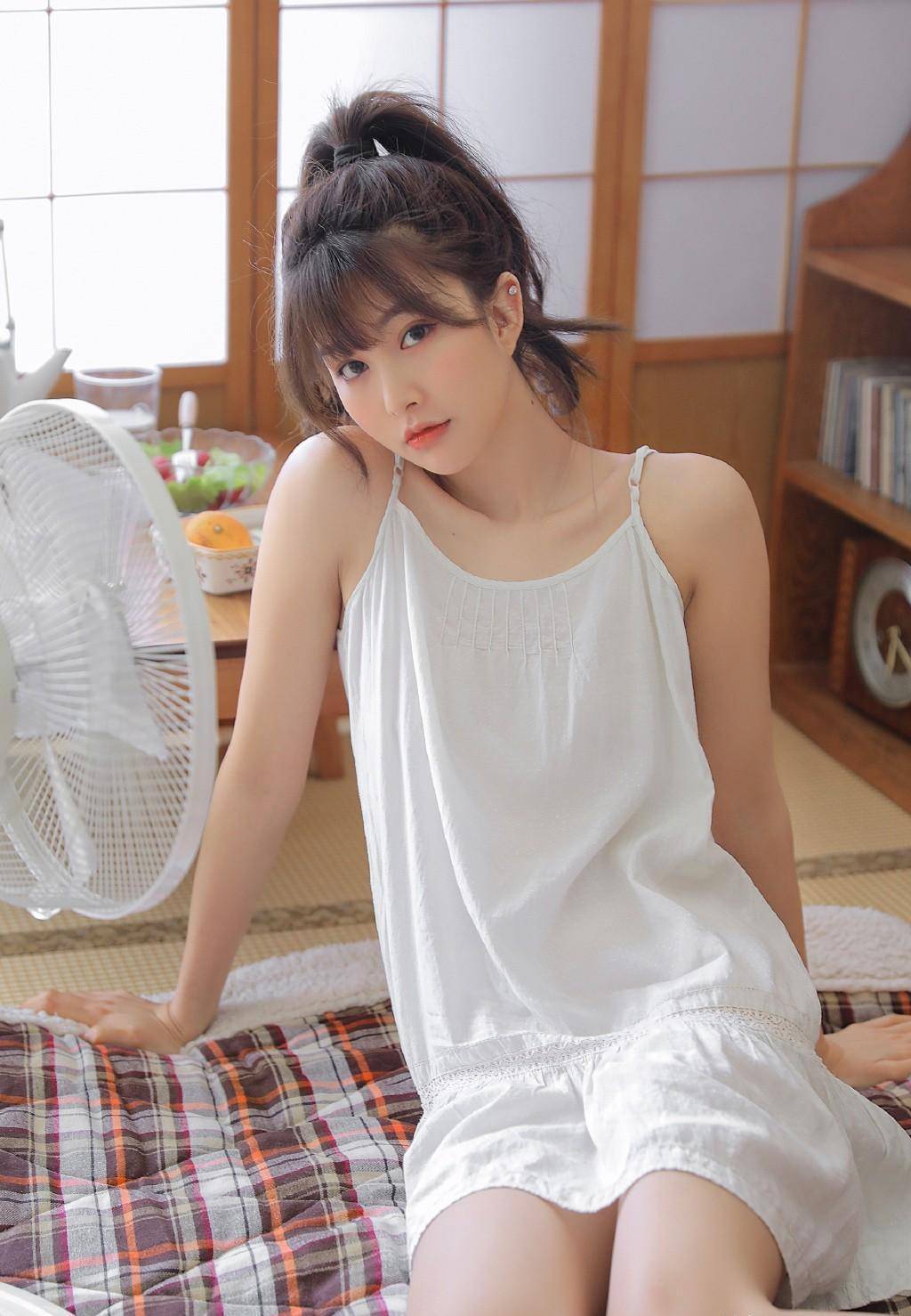 高颜值女星赵蕴卓,牟星比拼吊带背心绝色美女,你认为谁是第一呢_留言