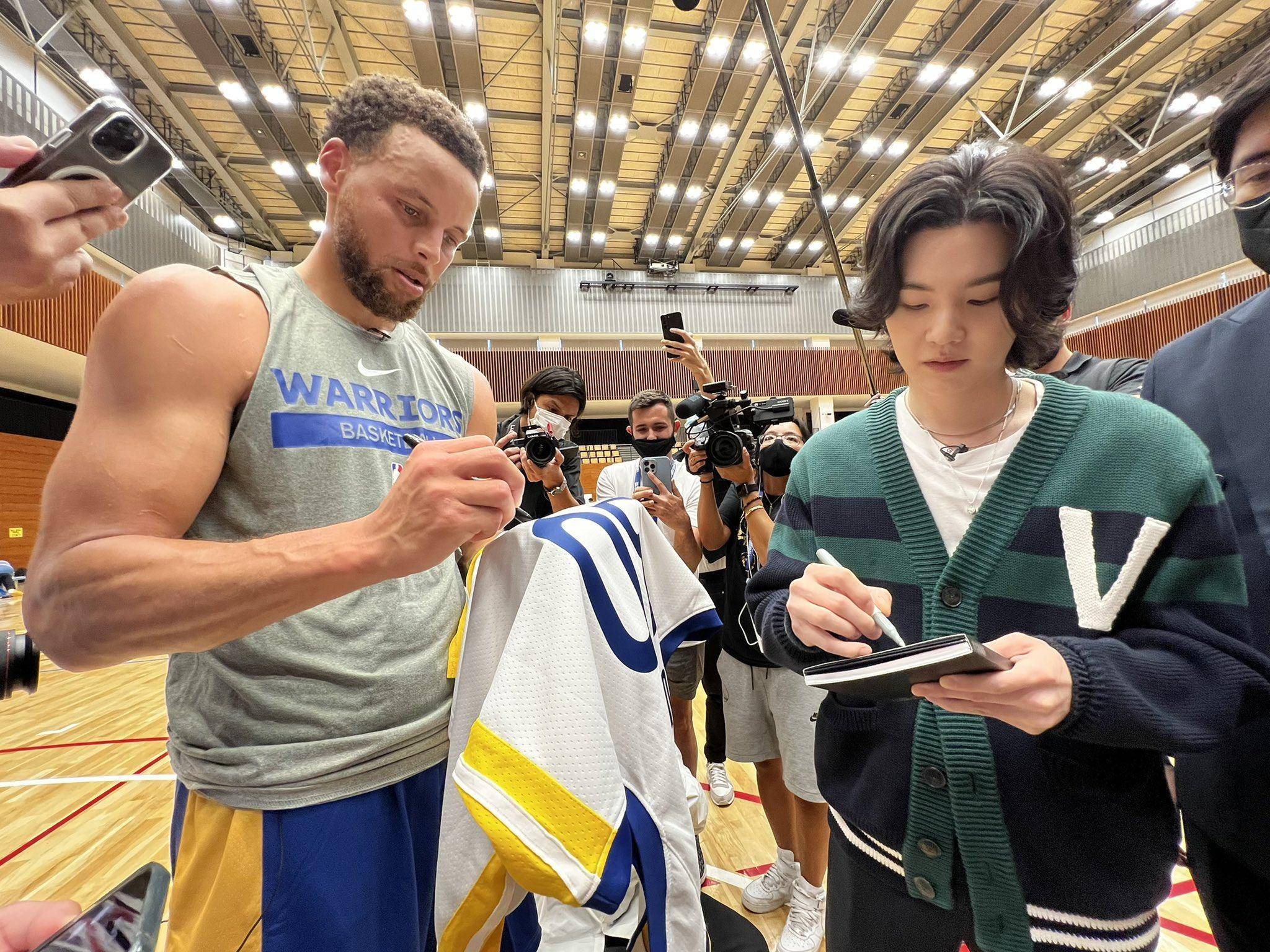 库里与防弹少年团suga交换签名礼物 照片1小时获8万点赞_训练_进行了