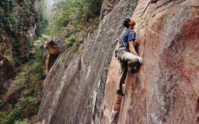 用电钻打孔,打岩钉的方式,登上了三清山的巨蟒峰峰顶