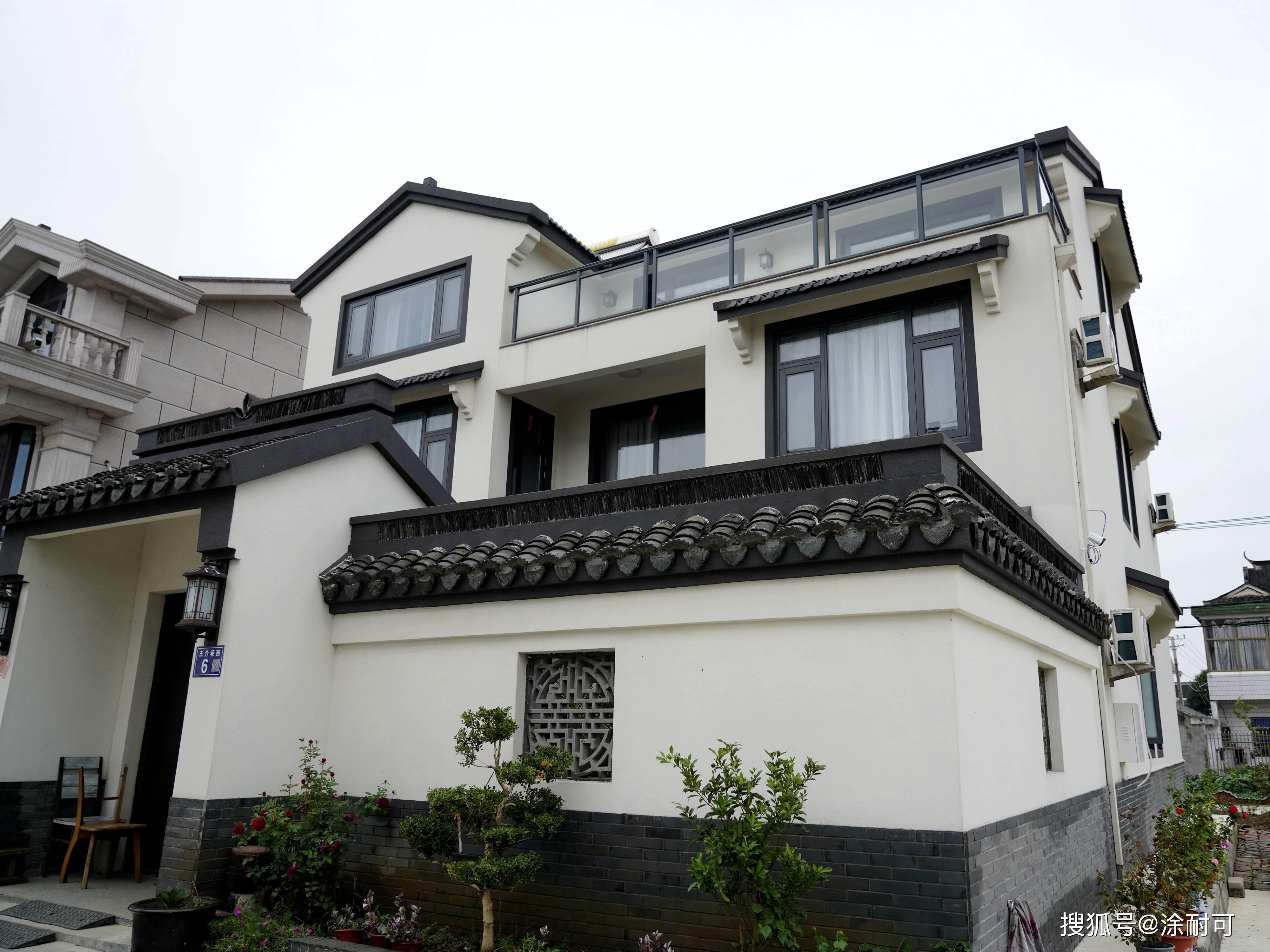 银河白与深灰配色涂耐可晶彩石外立面,演绎最中国徽派建筑的优雅与