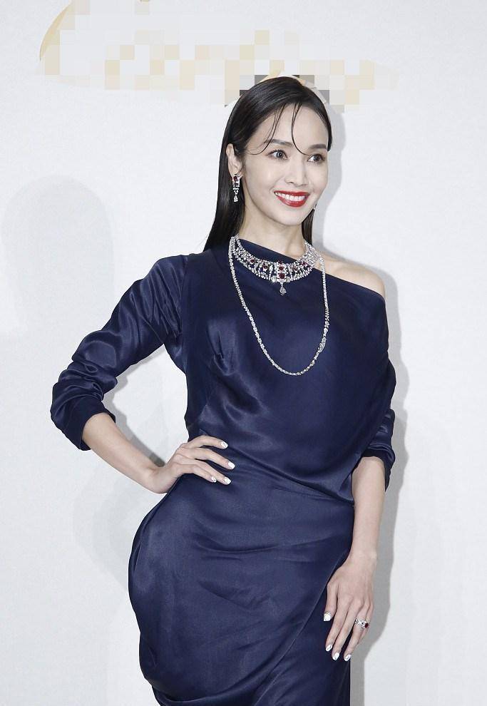 44岁侯佩岑"冻龄式"整容变毁容,一张脸就是一部厉害片,可悲!