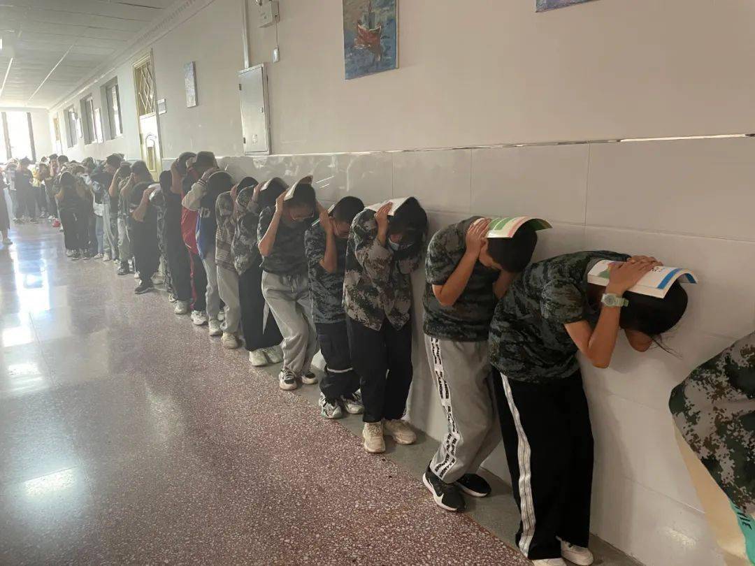 开展防震演练守护师生平安