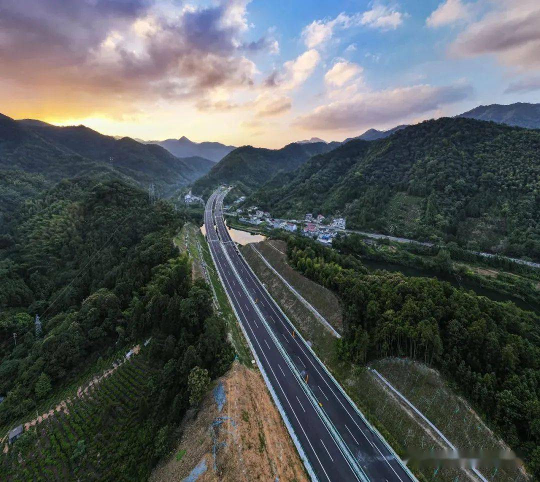 今天上午,池祁高速石台至祁门段通车!_游客_池州_高速公路