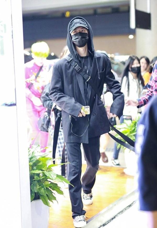 王一博的腿让女生都羡慕,穿破洞裤又细又长,走路都像在走秀