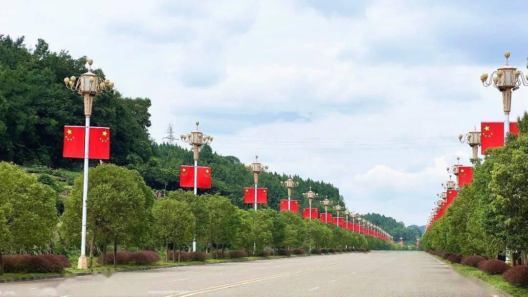 節日的氛圍隆重又熱烈蓬溪縣城裝扮一新國慶節臨近有一種表白叫有一種