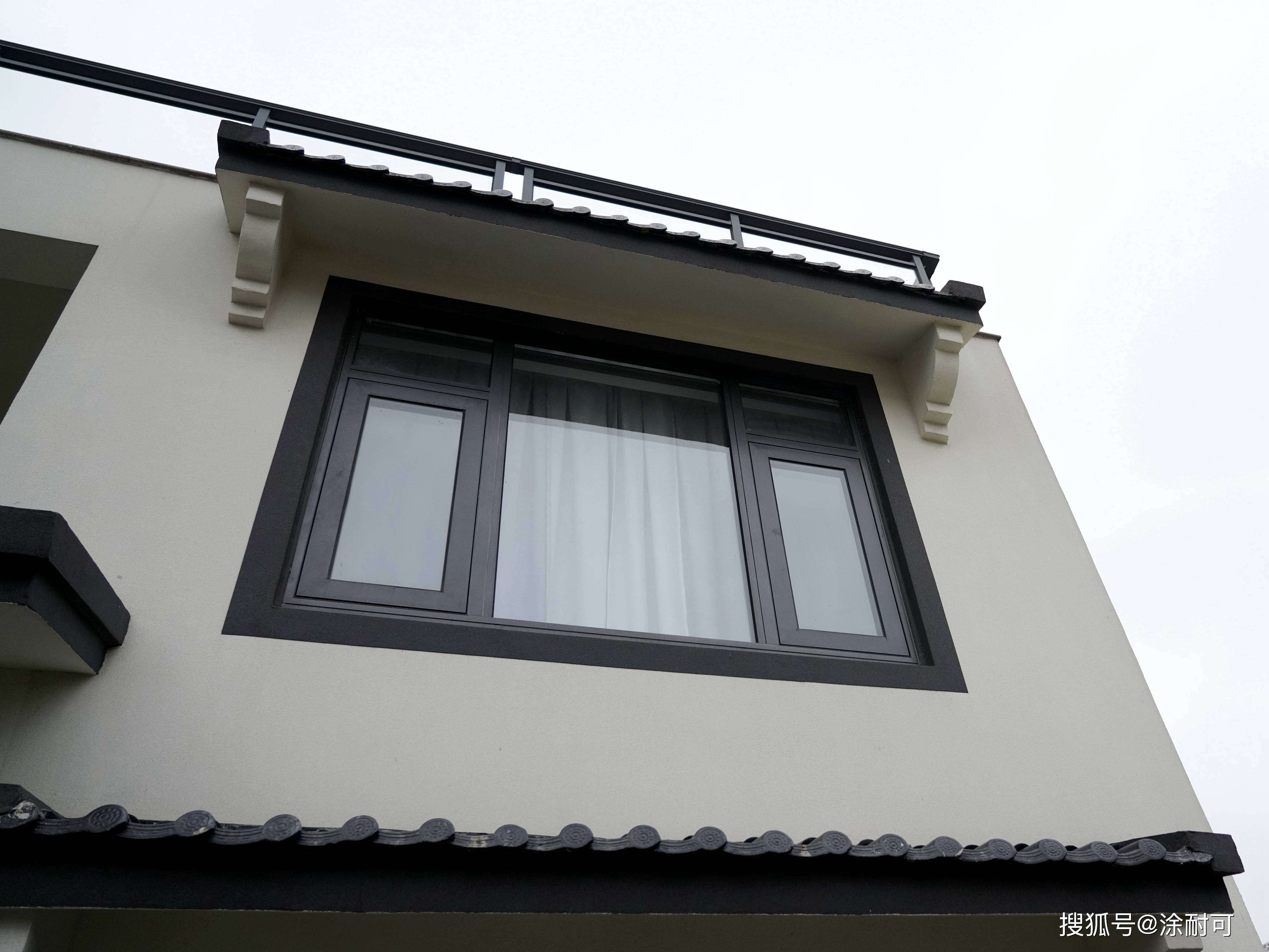 银河白与深灰配色涂耐可晶彩石外立面,演绎最中国徽派建筑的优雅与