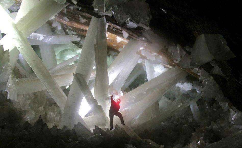 沙漠底下的“水晶宫”，最大水晶长11米，没有人能成功带走一根