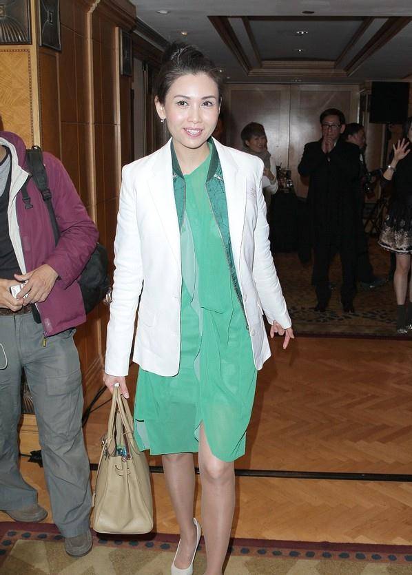 邱淑贞穿平底鞋也能显出长腿,身材比例不输小姑娘,真让人心动_纯色