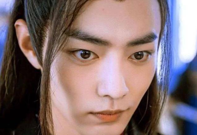 在《陈情令》当中肖战饰演的是魏无羡,他前后的变化也是非常大的.