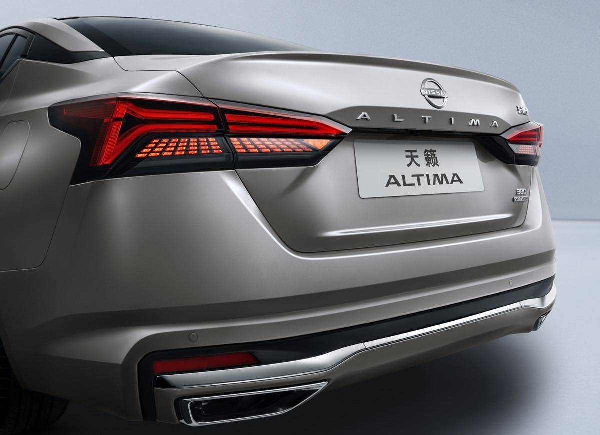 在外观方面,新款天籁的造型是越来越年轻时尚了.