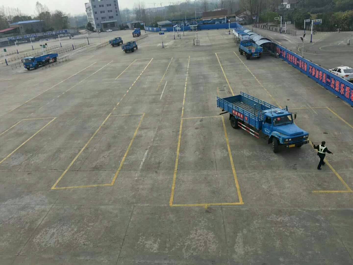 杭州哪个驾校可以考B2?增驾b2在哪里报名?_搜狐汽车_搜狐网