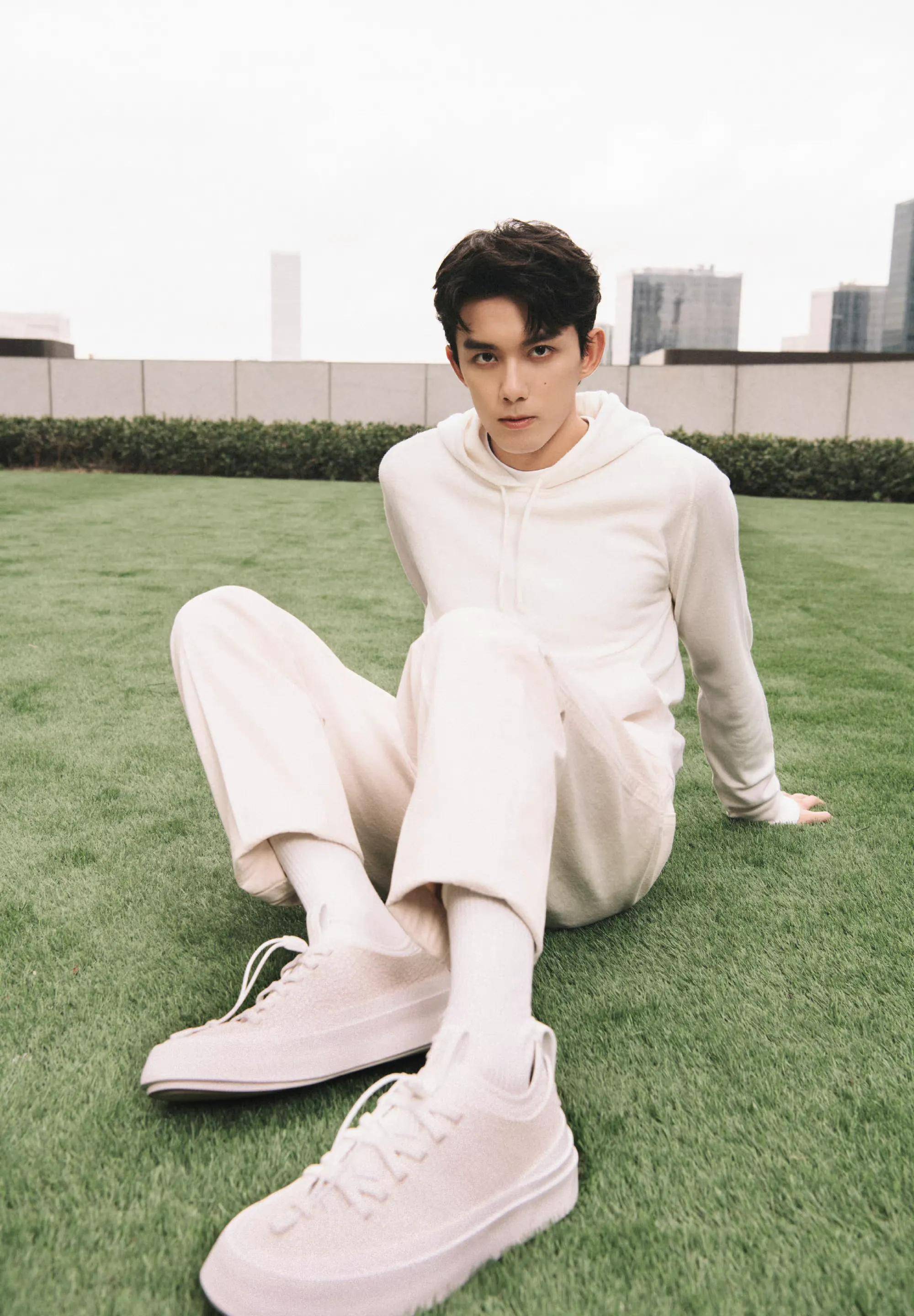 吴磊白色卫衣写真,一身纯白清爽干净,少年感十足,帅气满分_造型_演技