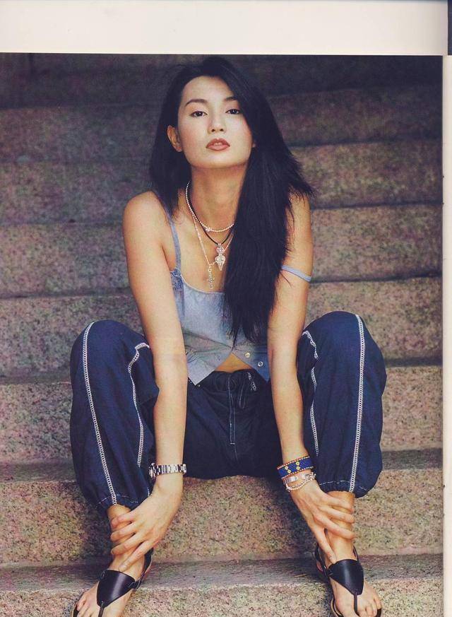 年轻时候的张曼玉有着一张圆润可爱的小脸,身材也很丰盈,肉感是恰到