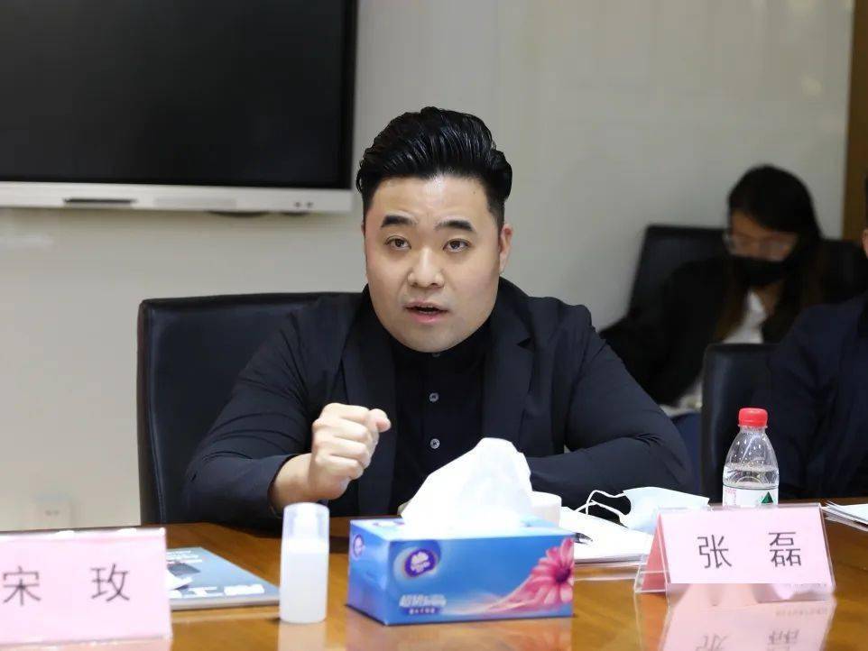 王禹向西城区工商联颁发全国"五好"县级标杆工商联奖牌和证书,并勉励