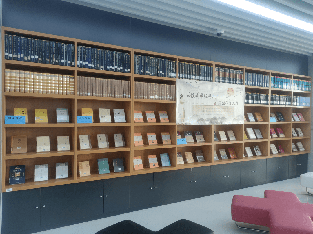 展出地點:李文正圖書館b201書牆溫馨提示:書牆上的圖書可正常借閱100