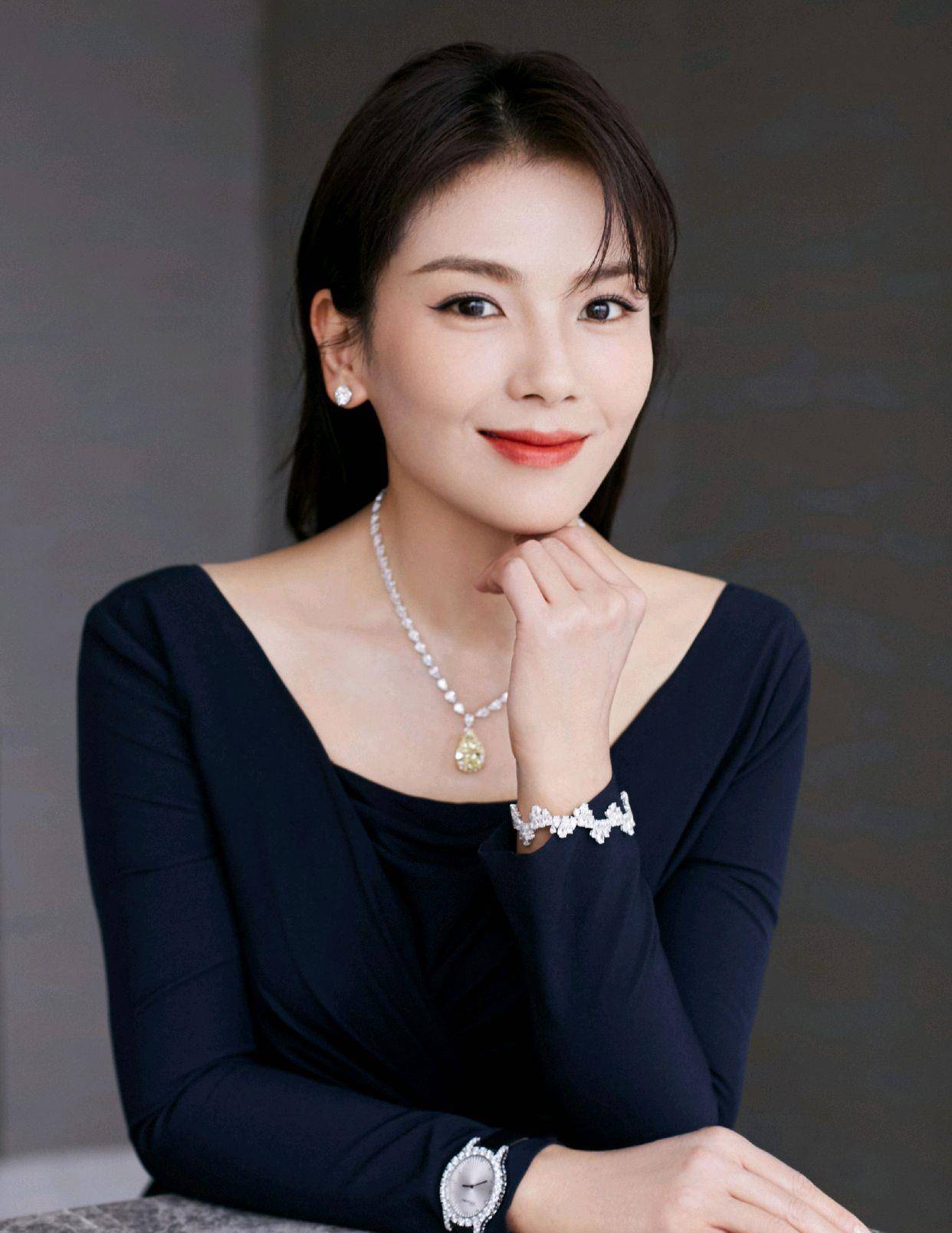 42岁的刘涛不显老,身穿一袭黑色流苏连衣裙,气质优雅又高贵_服装_时尚